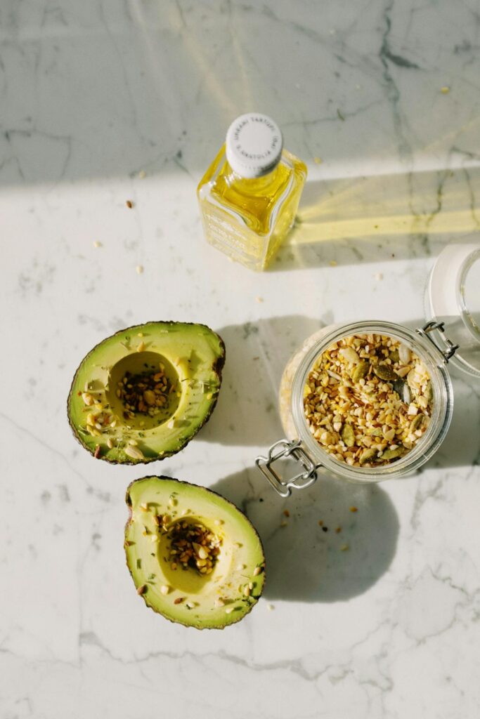 Ingredientes saudáveis como abacates e sementes, essenciais para uma dieta equilibrada e o bem-estar mental.
